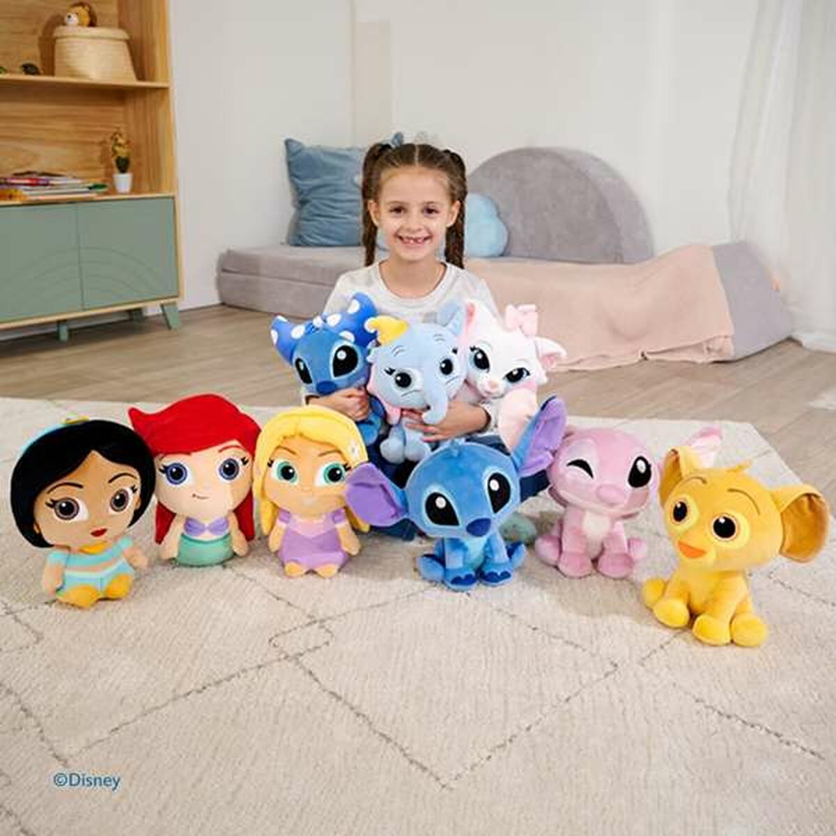 petite fille avec plusieurs peluches disney dont la peluche angel stitch