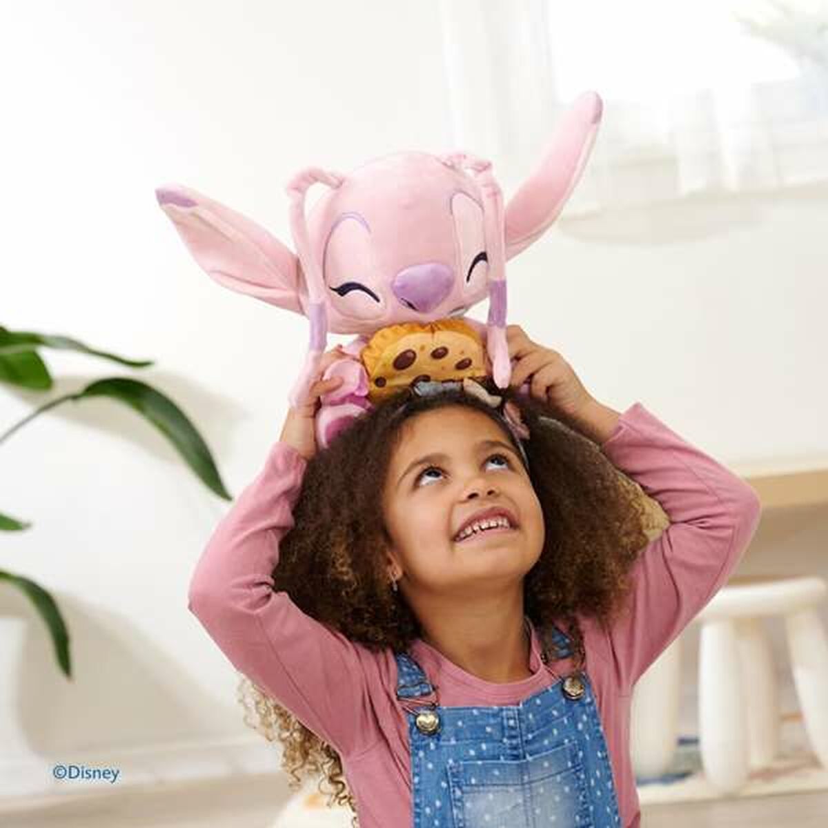 petite fille qui joue avec sa peluche angel stitch