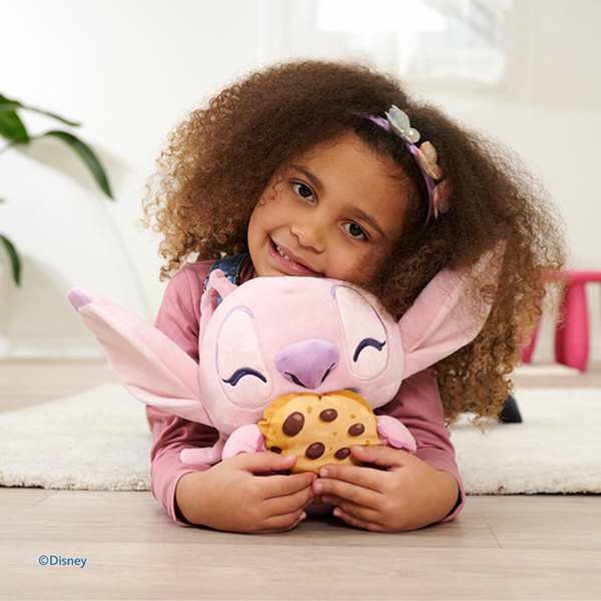 Petite fille qui tient sa peluche angle stitch