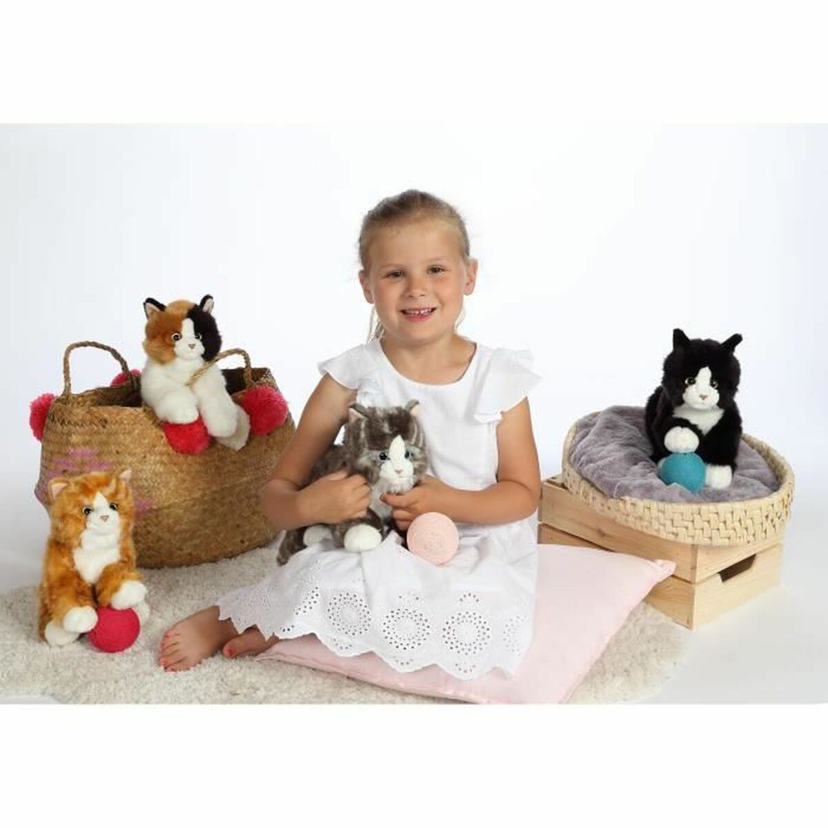 Peluche chat réaliste avec d'autres chats et une petite fille