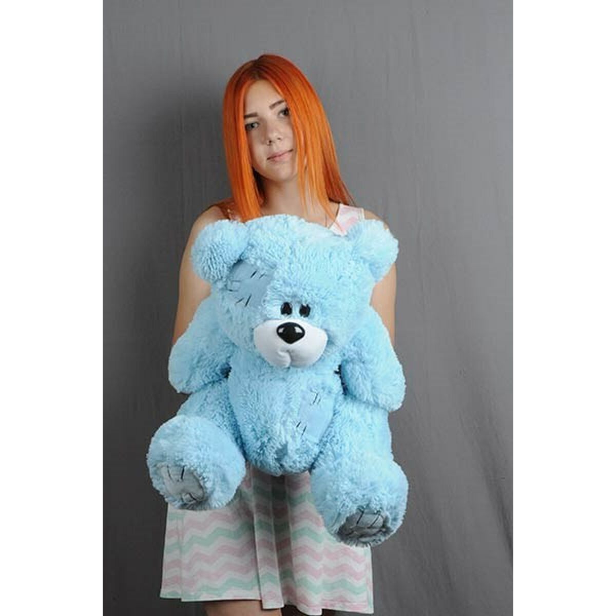 Peluche en ours Go Gift Teddy Bleu 60cm dans les bras