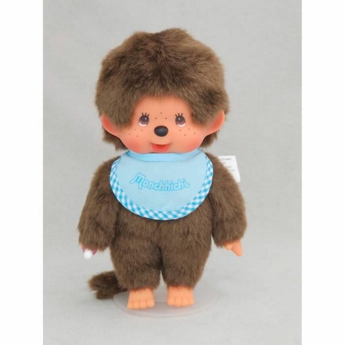 kiki le singe peluche avec un biberon