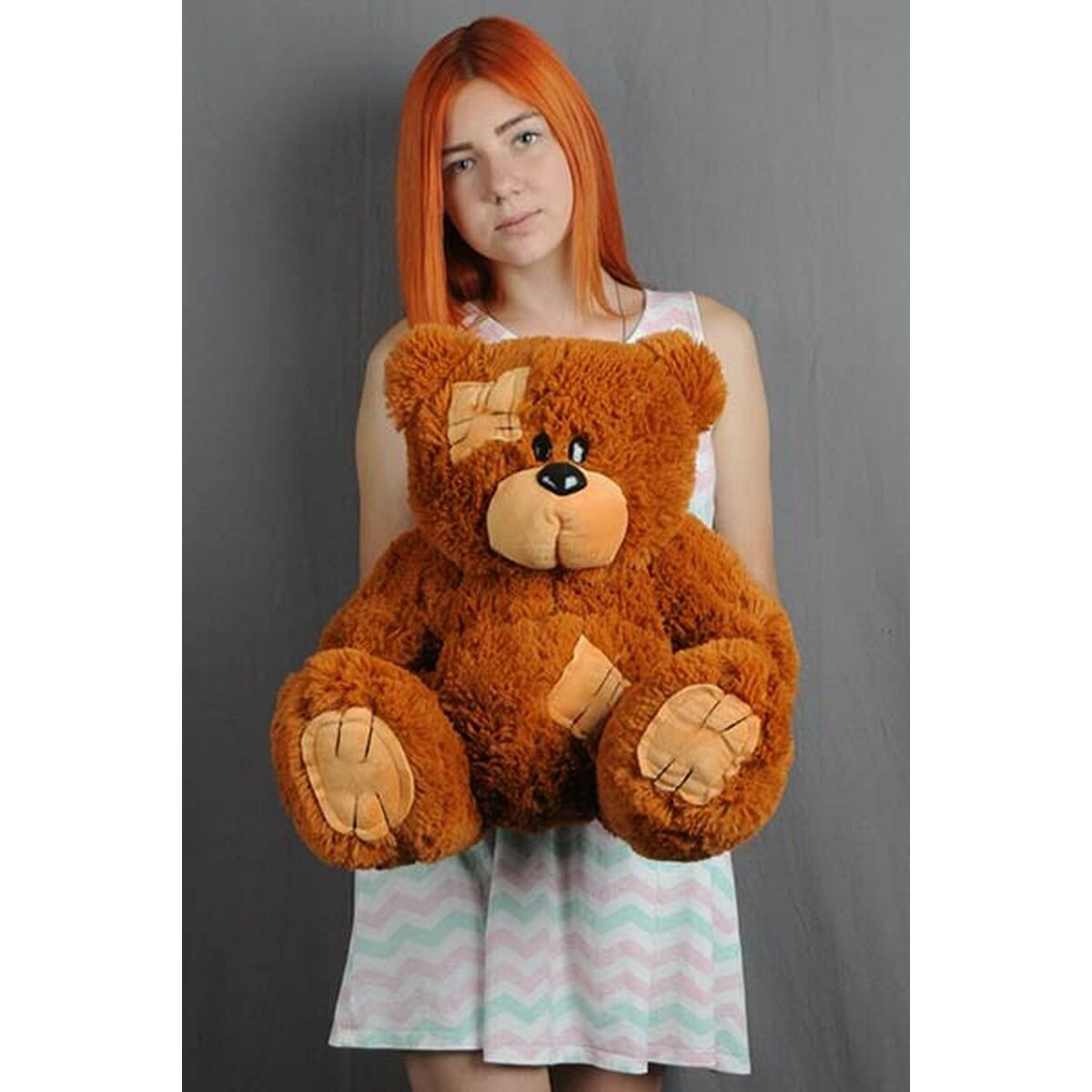 femme qui porte l'ours en peluche teddy