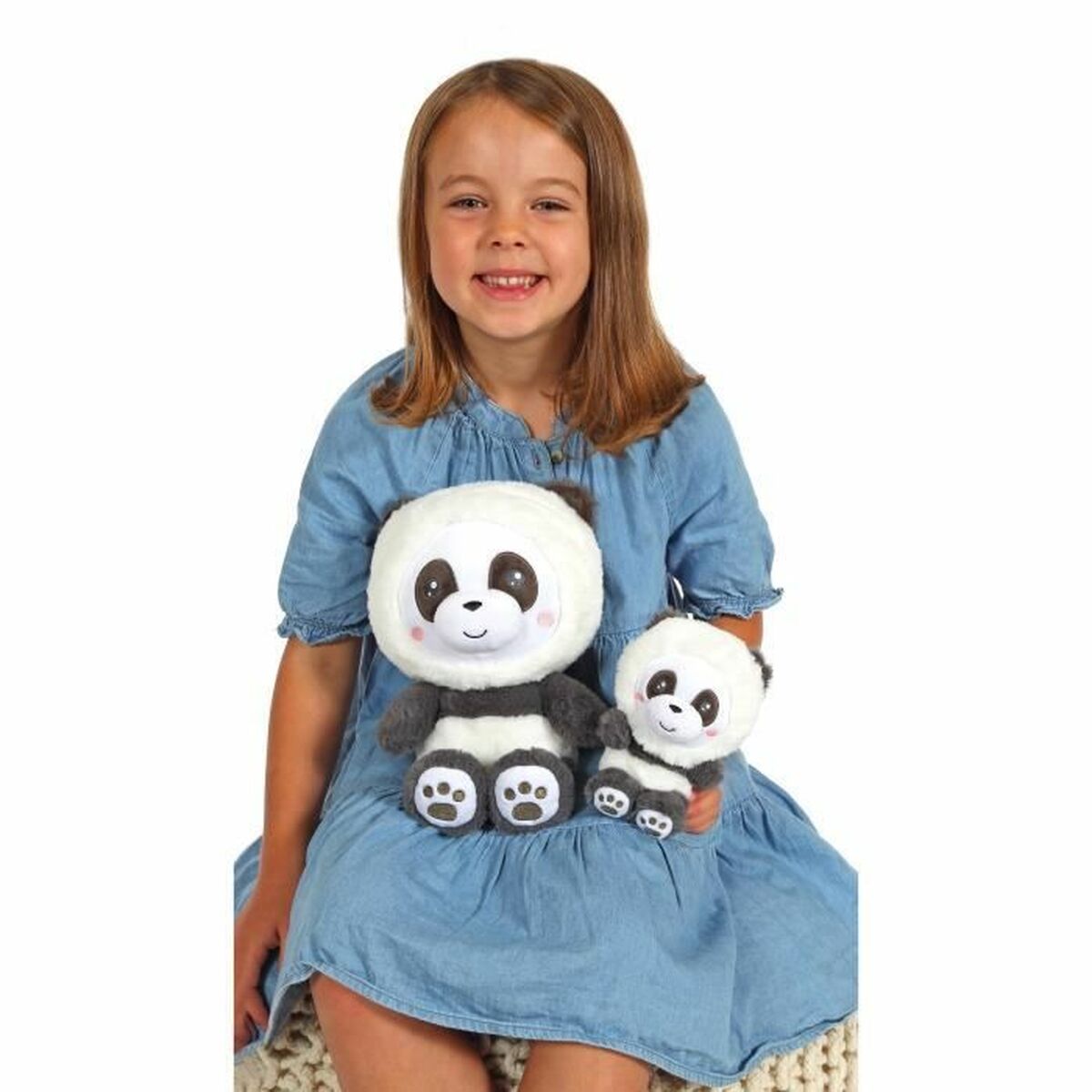 petite fille qui tient la peluche panda