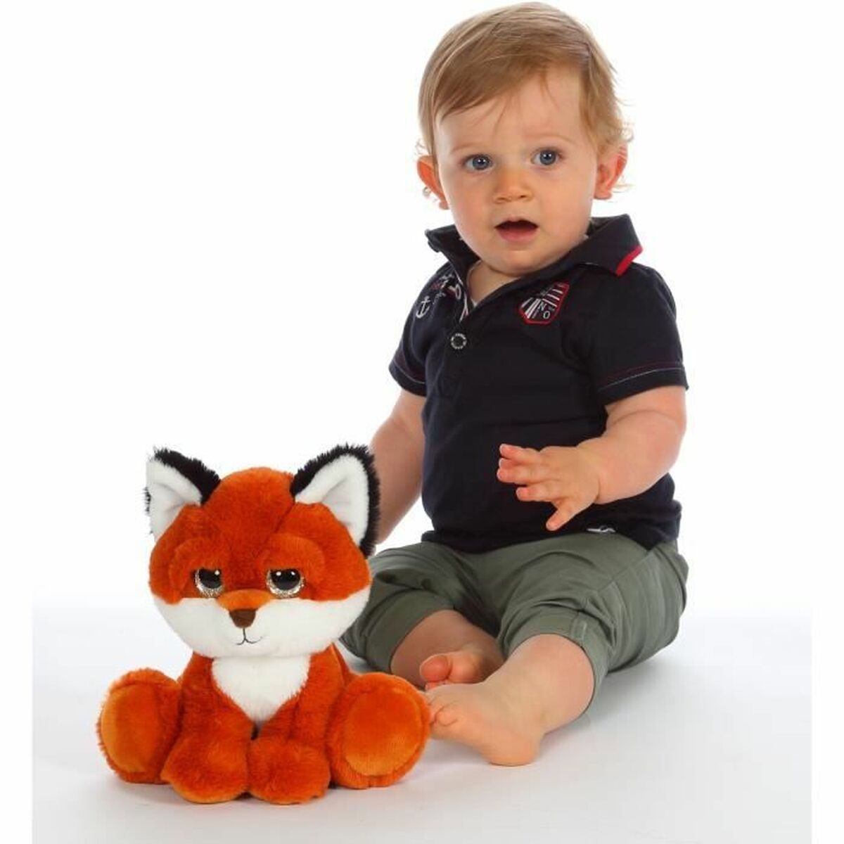 Petit garçon avec sa peluche renard