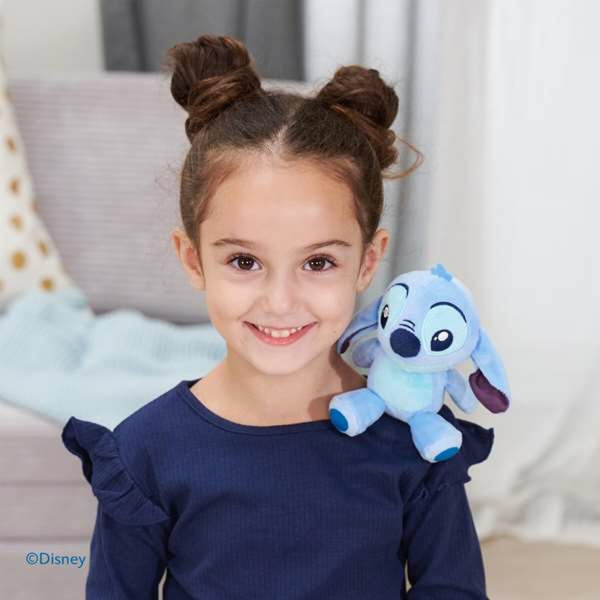 peluche stitch aimanté sur l'épaule d'une petite fille