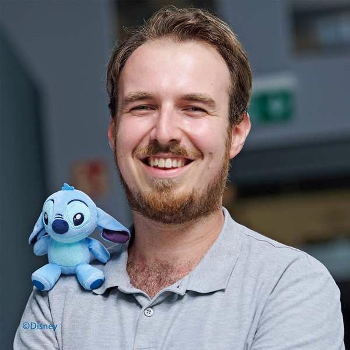 peluche stitch aimantée sur l'épaule d'un homme