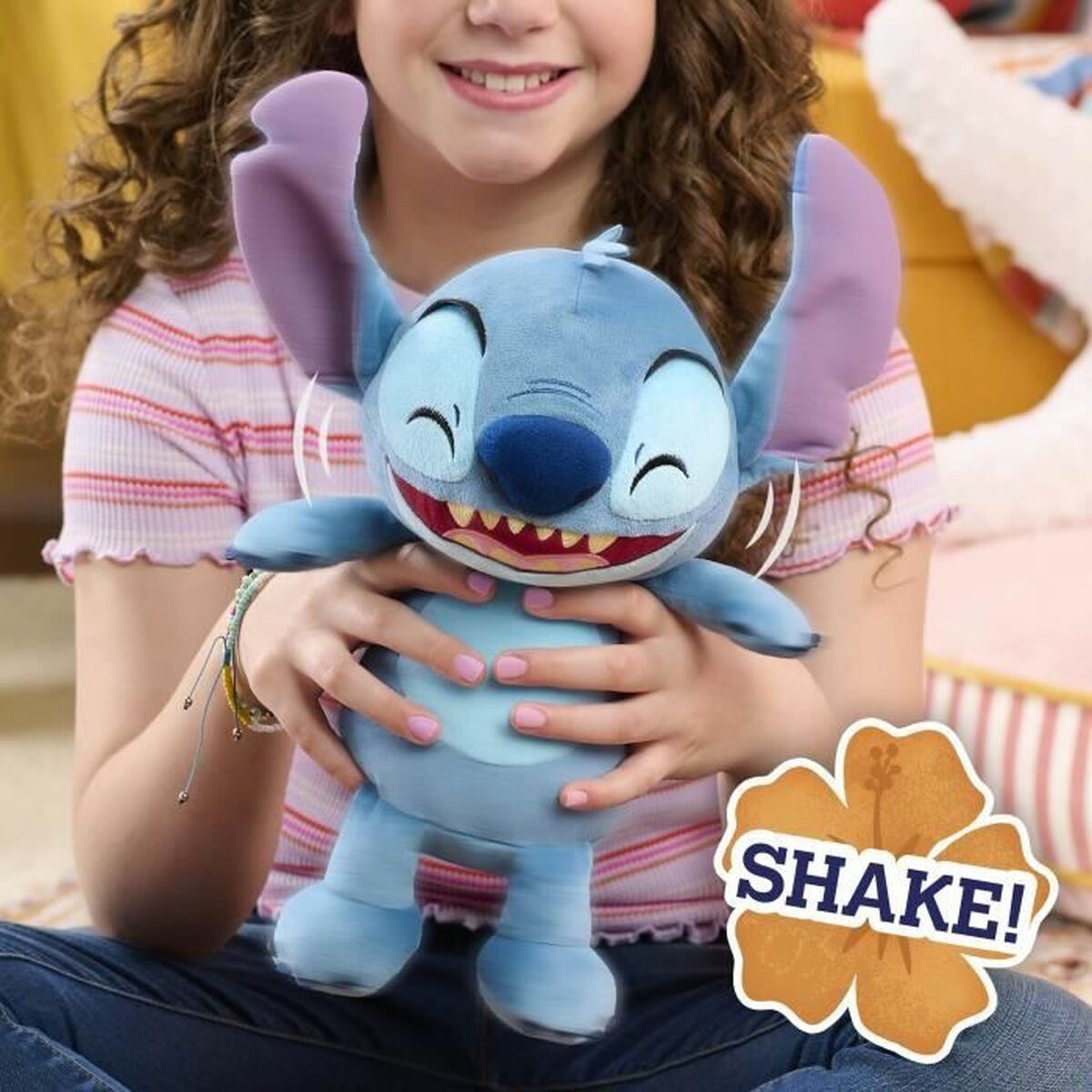 peluche stitch avec une petite fille qui la tient