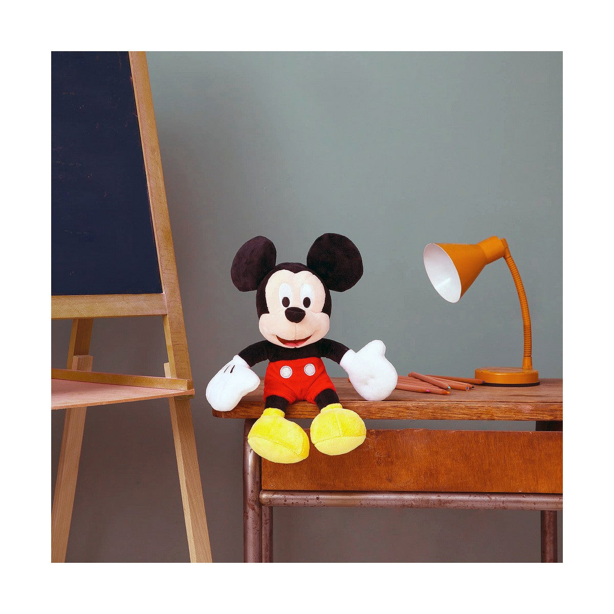 peluches disney mickey assis sur une table de nuit