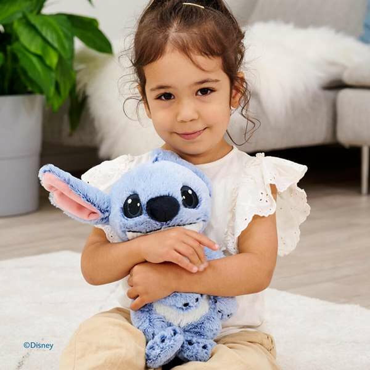 petite fille qui tient peluches stitch