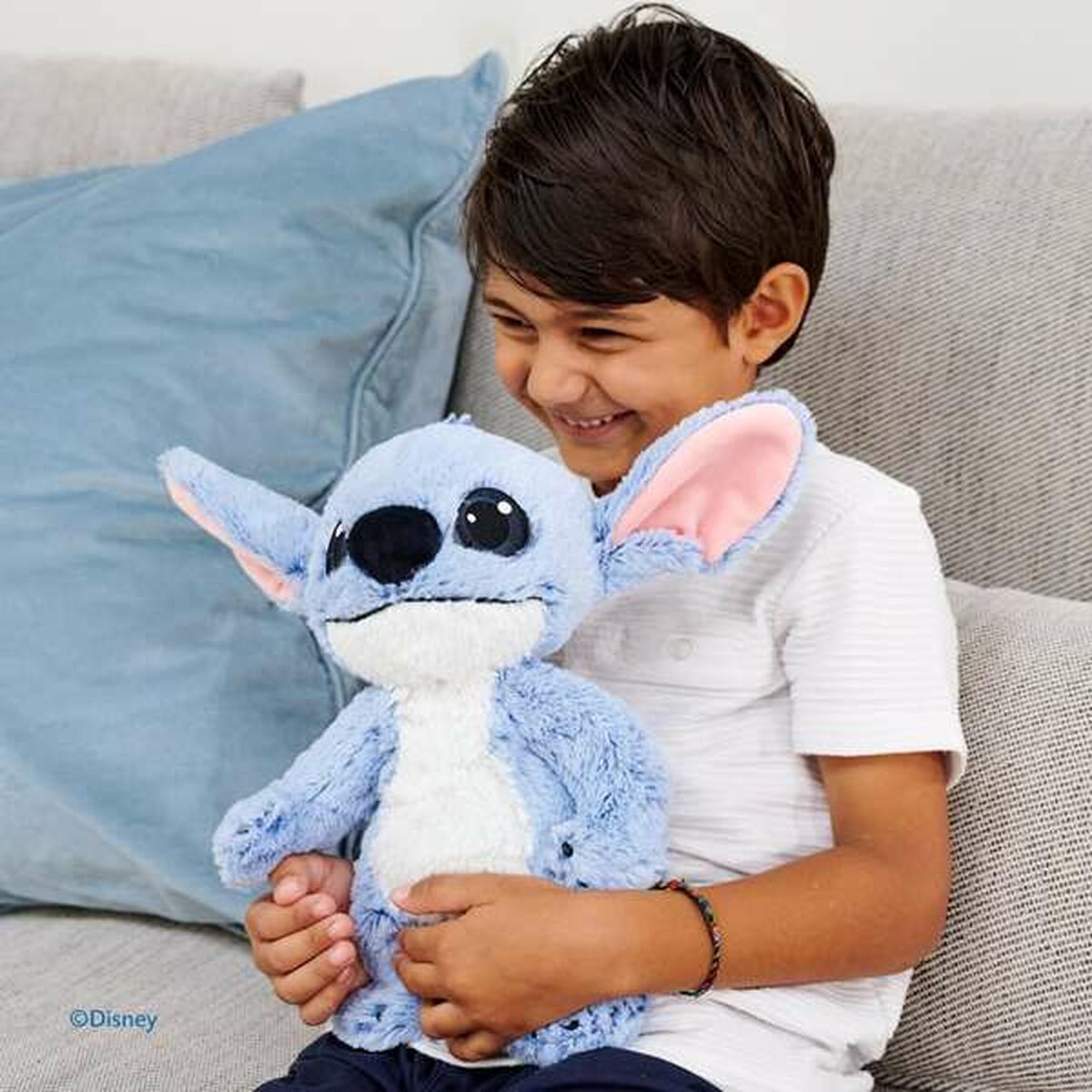 petit garçon avec la peluches stitch