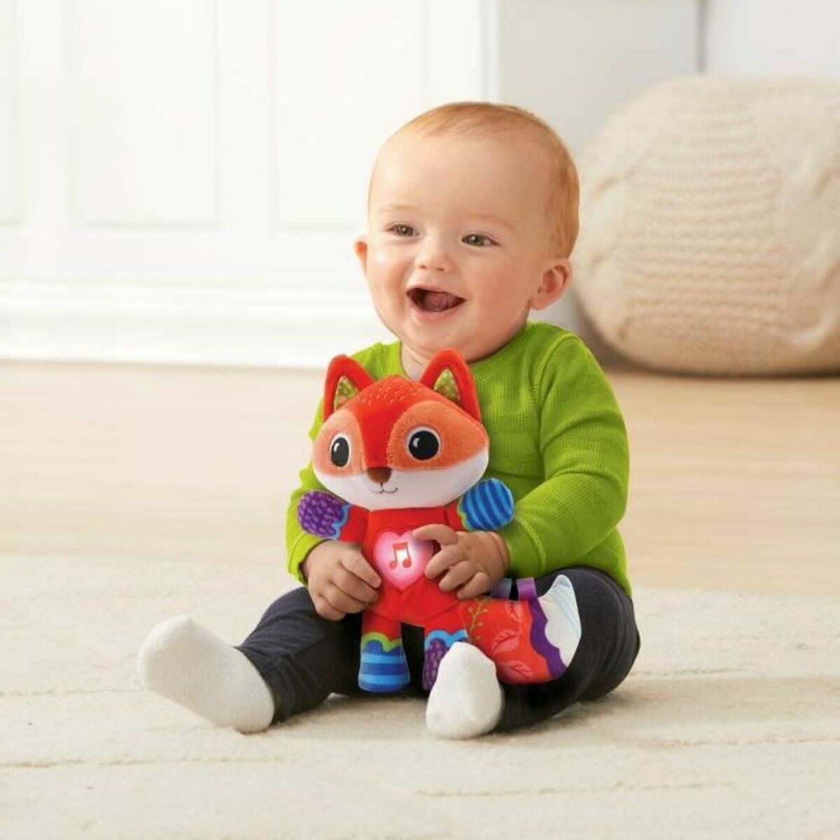 renard en peluche avec un petit garçon