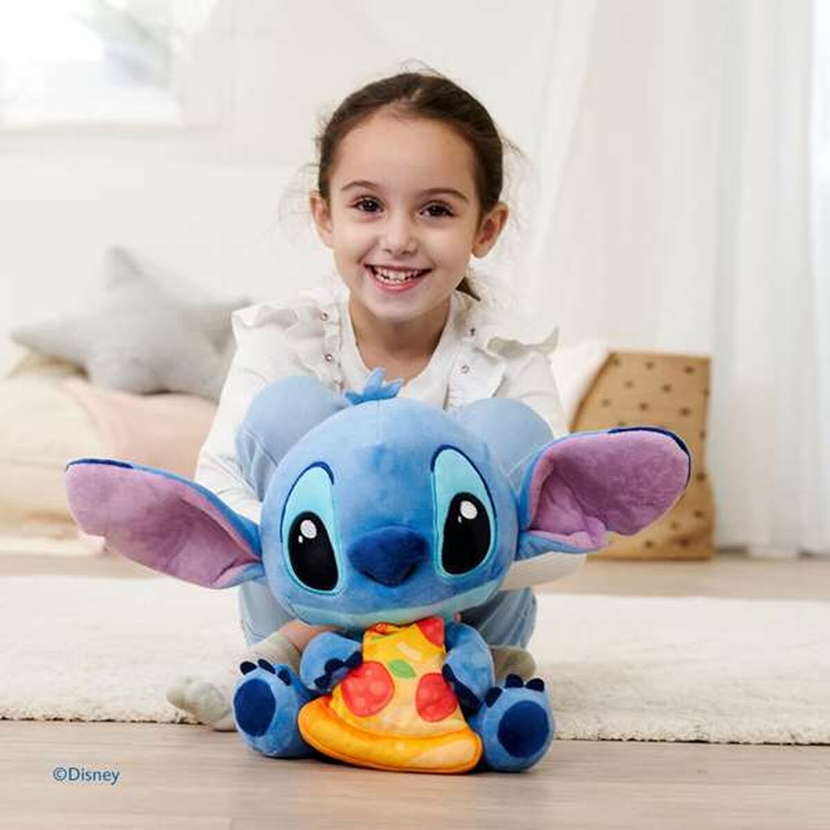 enfant qui tient stitch peluche devant elle