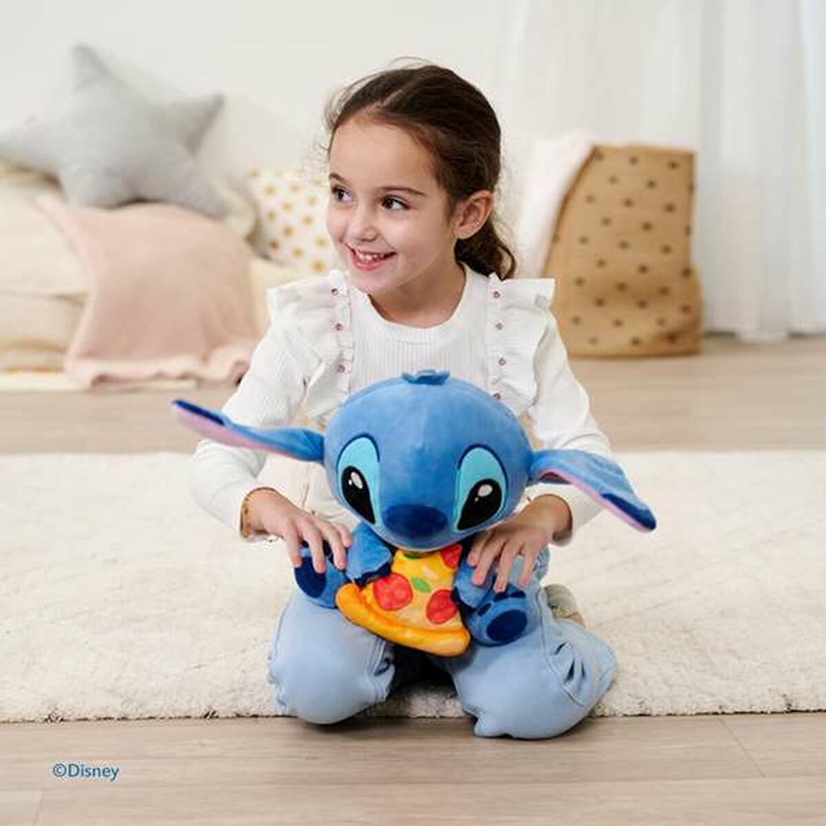 petite fille qui tient le stitch peluche