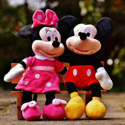 peluche micket et peluche minnie sur un banc