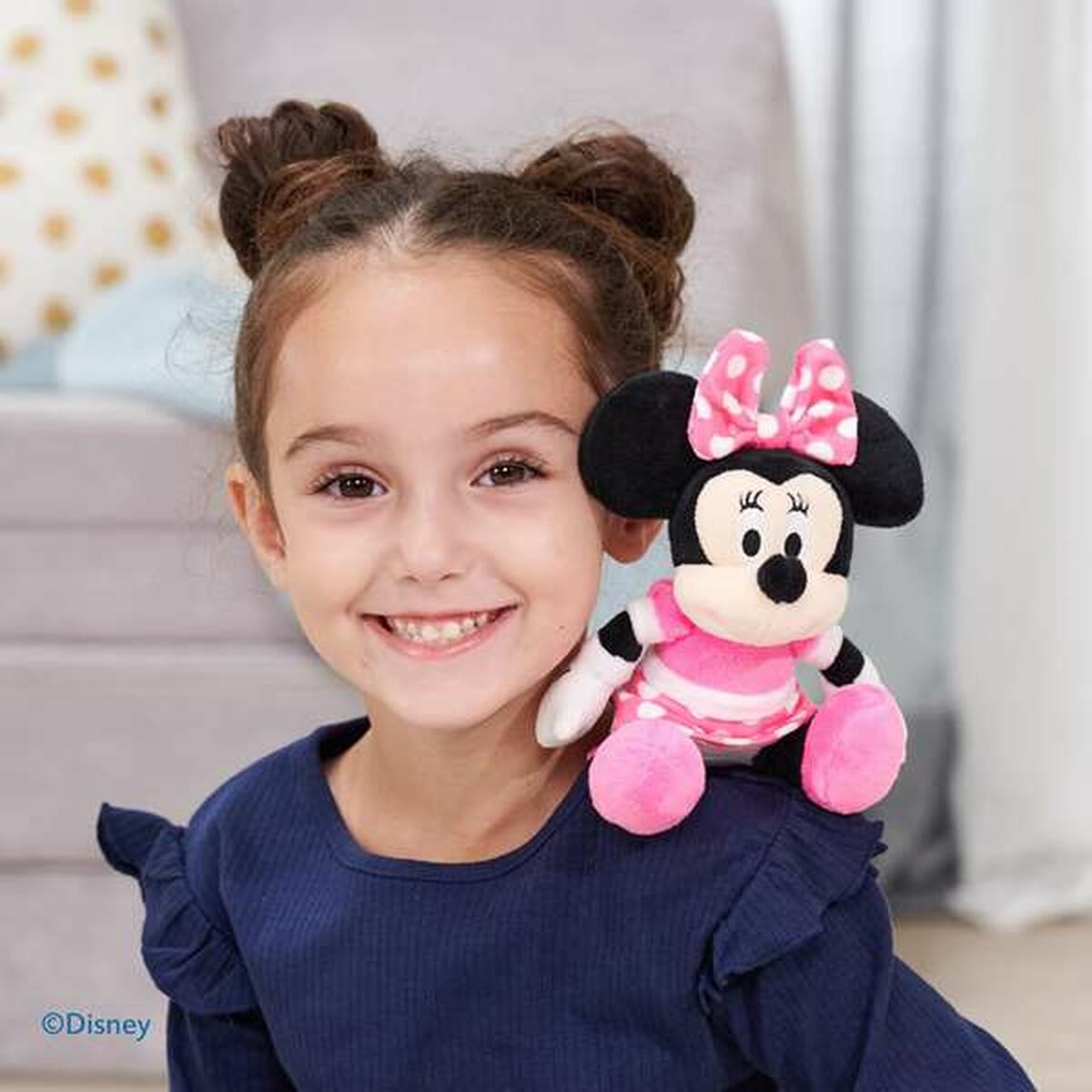 peluche aimantée disney sur l'épaule d'une petite fille