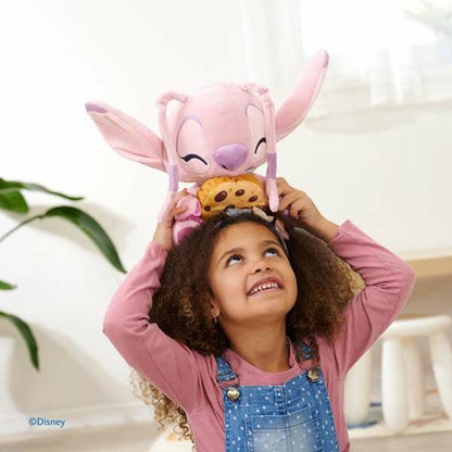 petite fille qui joue avec sa peluche angel stitch
