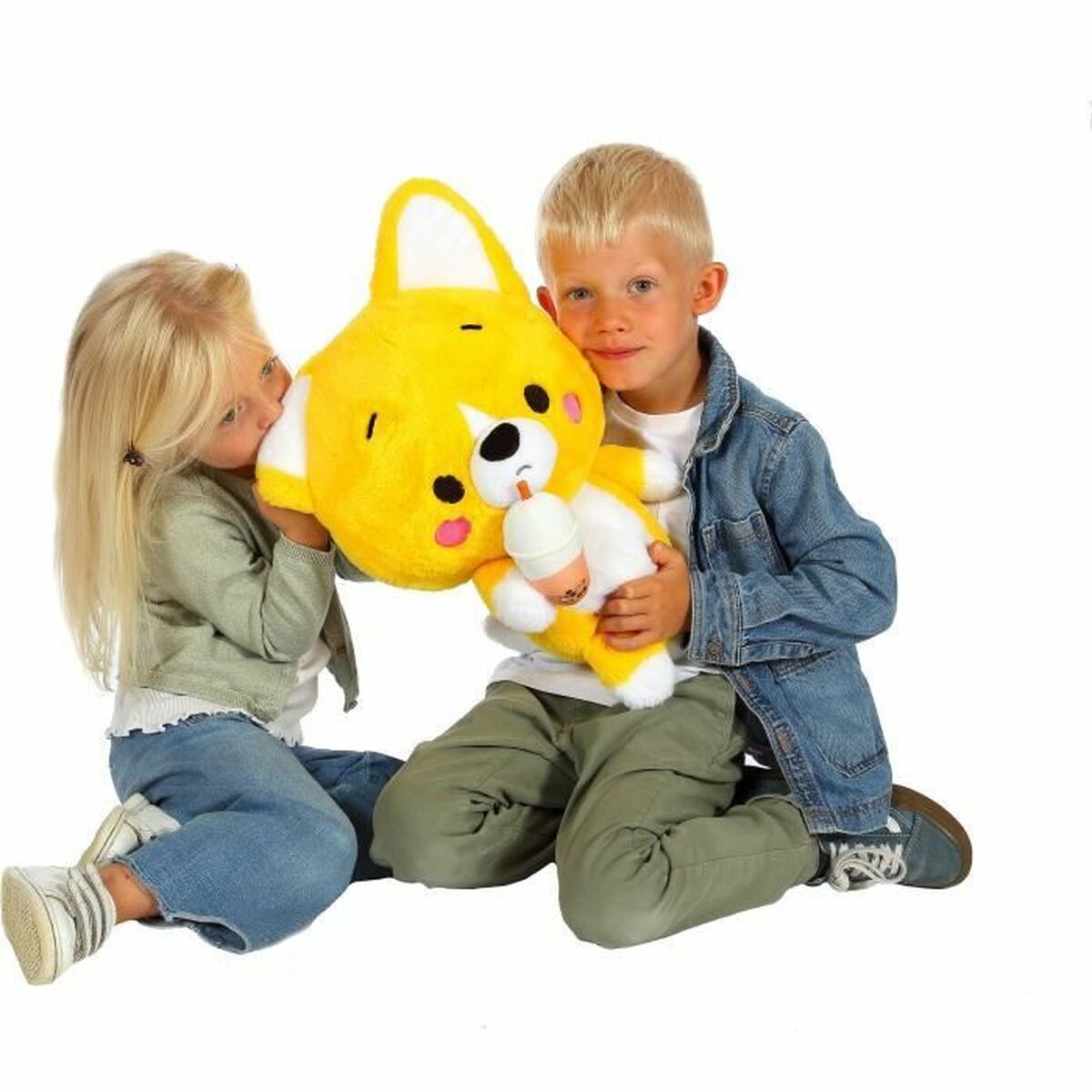 deux enfants qui tiennent la peluche kawaii little corgi cuties