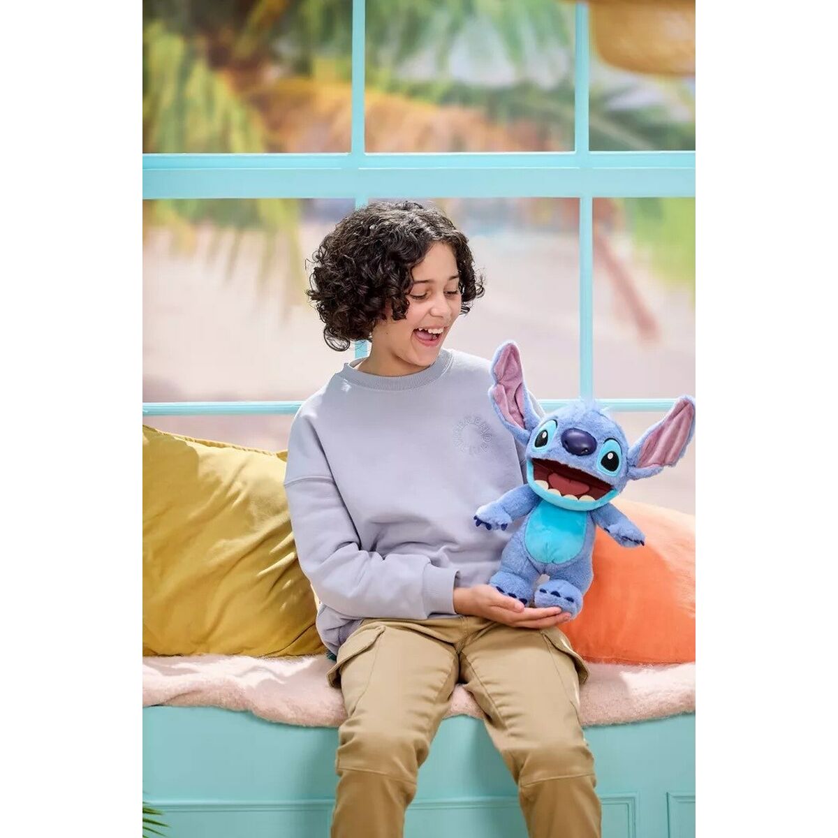 garçon qui jour avec le stitch peluche