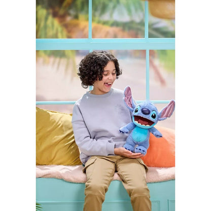 garçon qui jour avec le stitch peluche