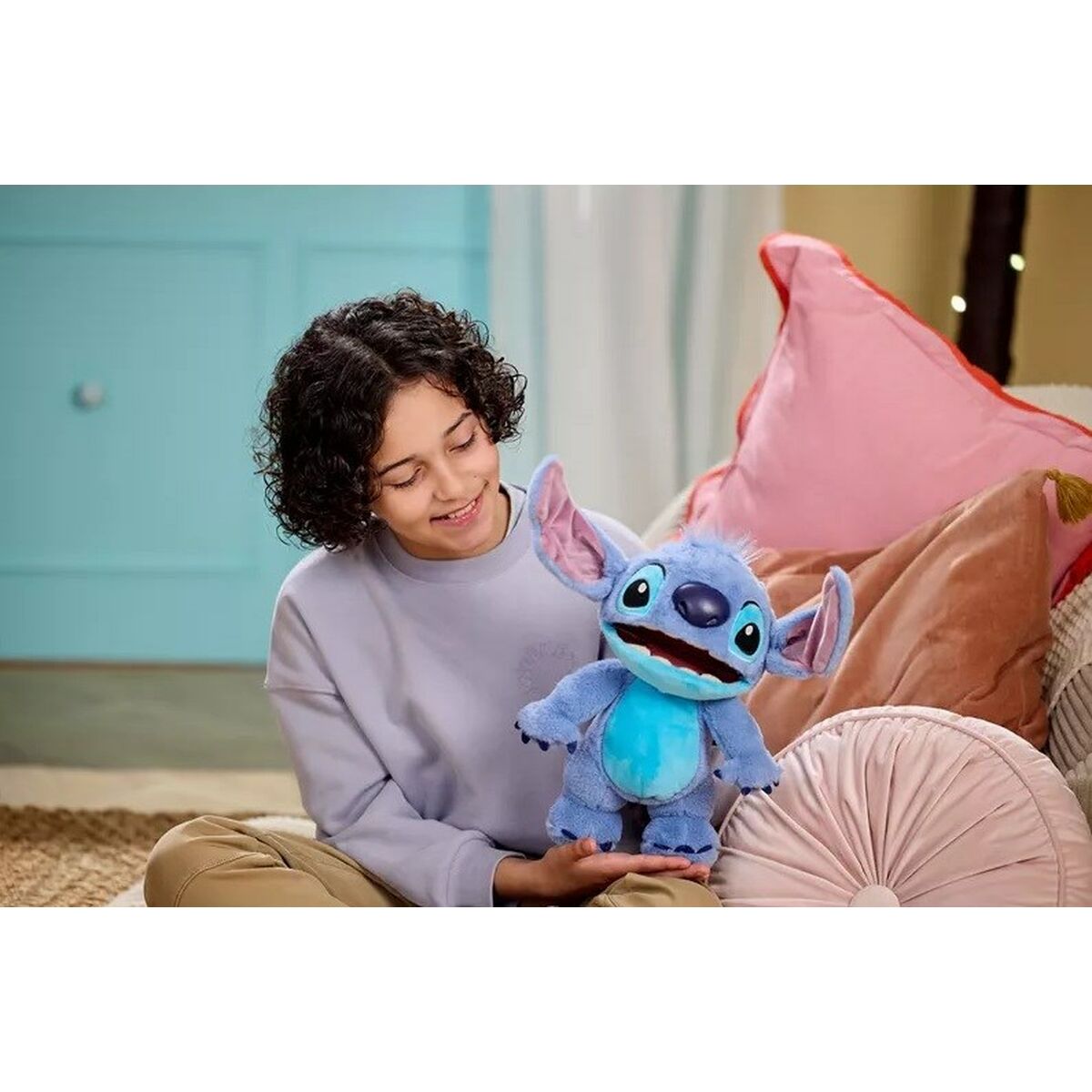 stitch peluche intéractif avec une personne