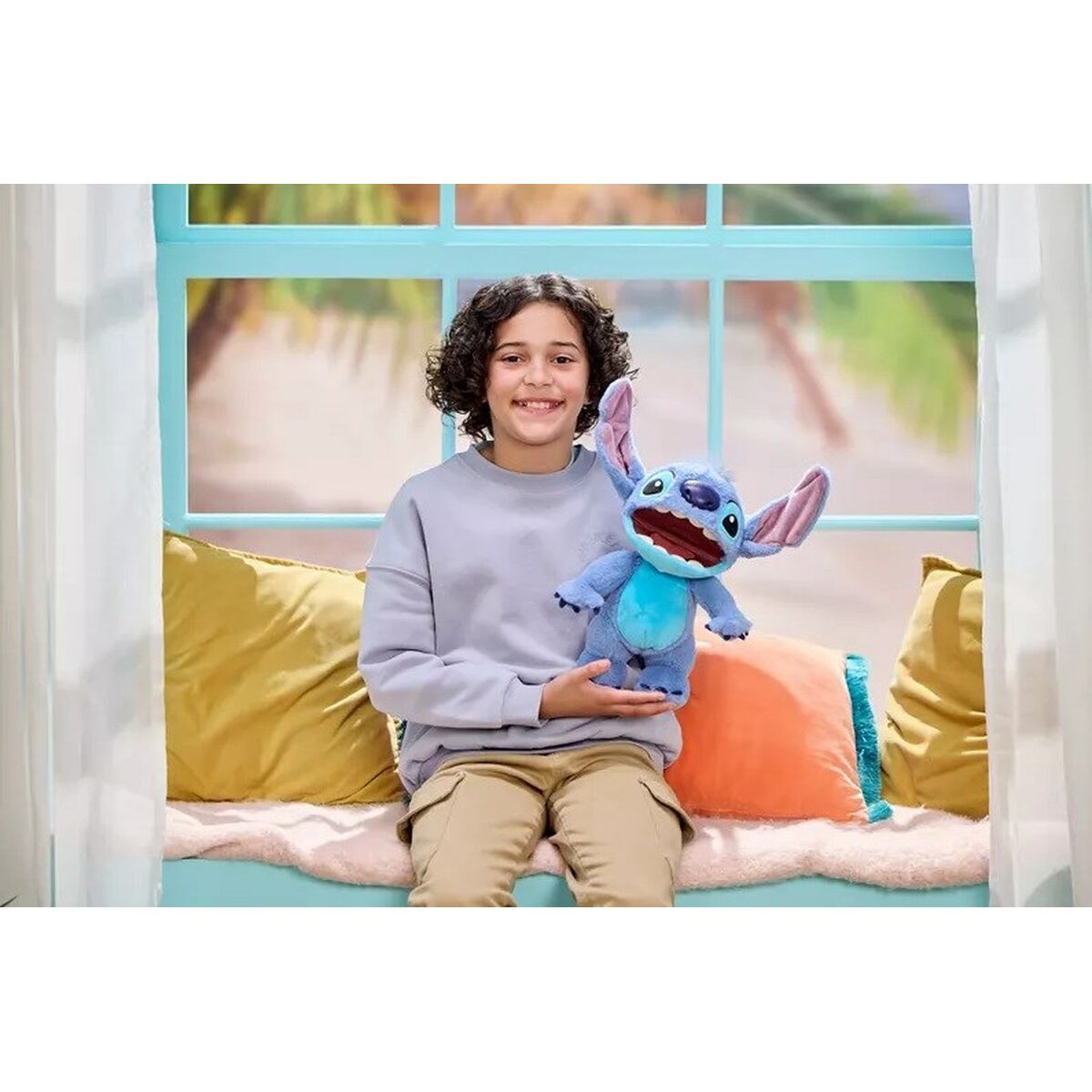 stitch peluche avec un enfant qui joue avec