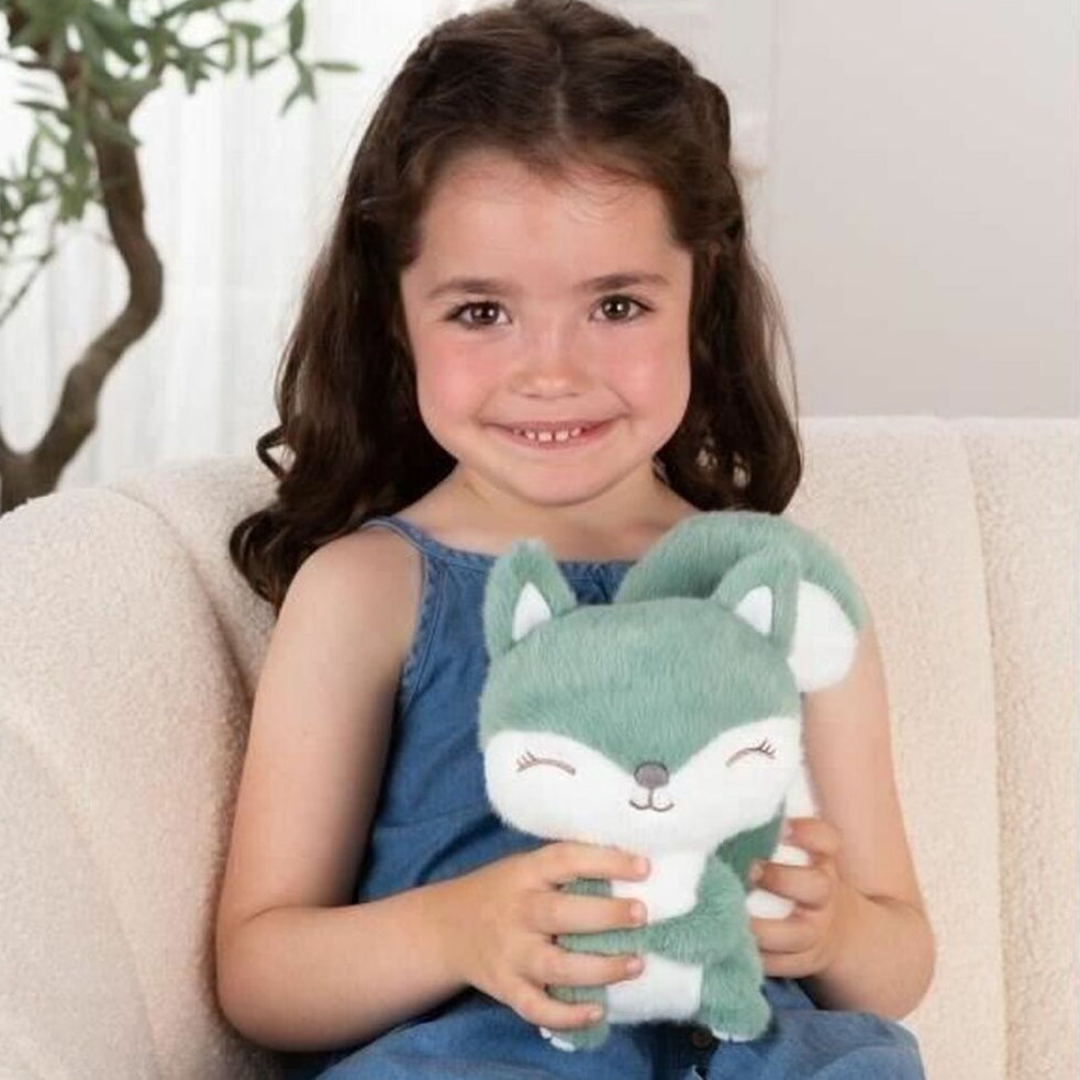 écureil en peluche vert sur les genoux d'une petite fille