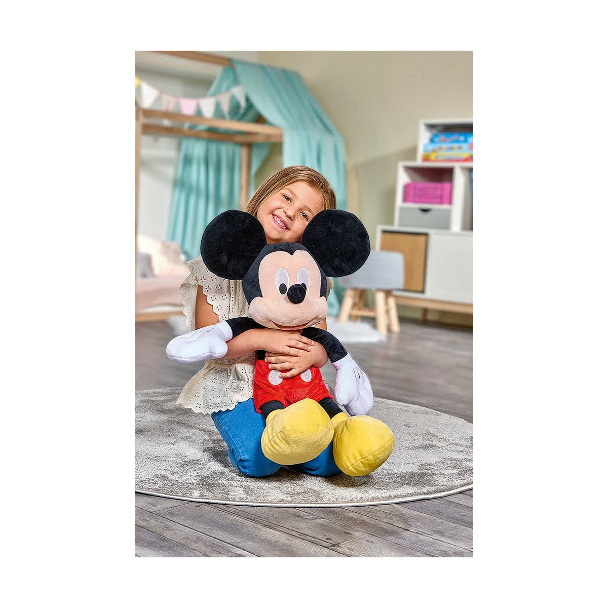 enfant qui tient la peluche mickey de 61cm