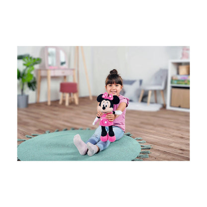 enfant qui joue avec la peluche minnie