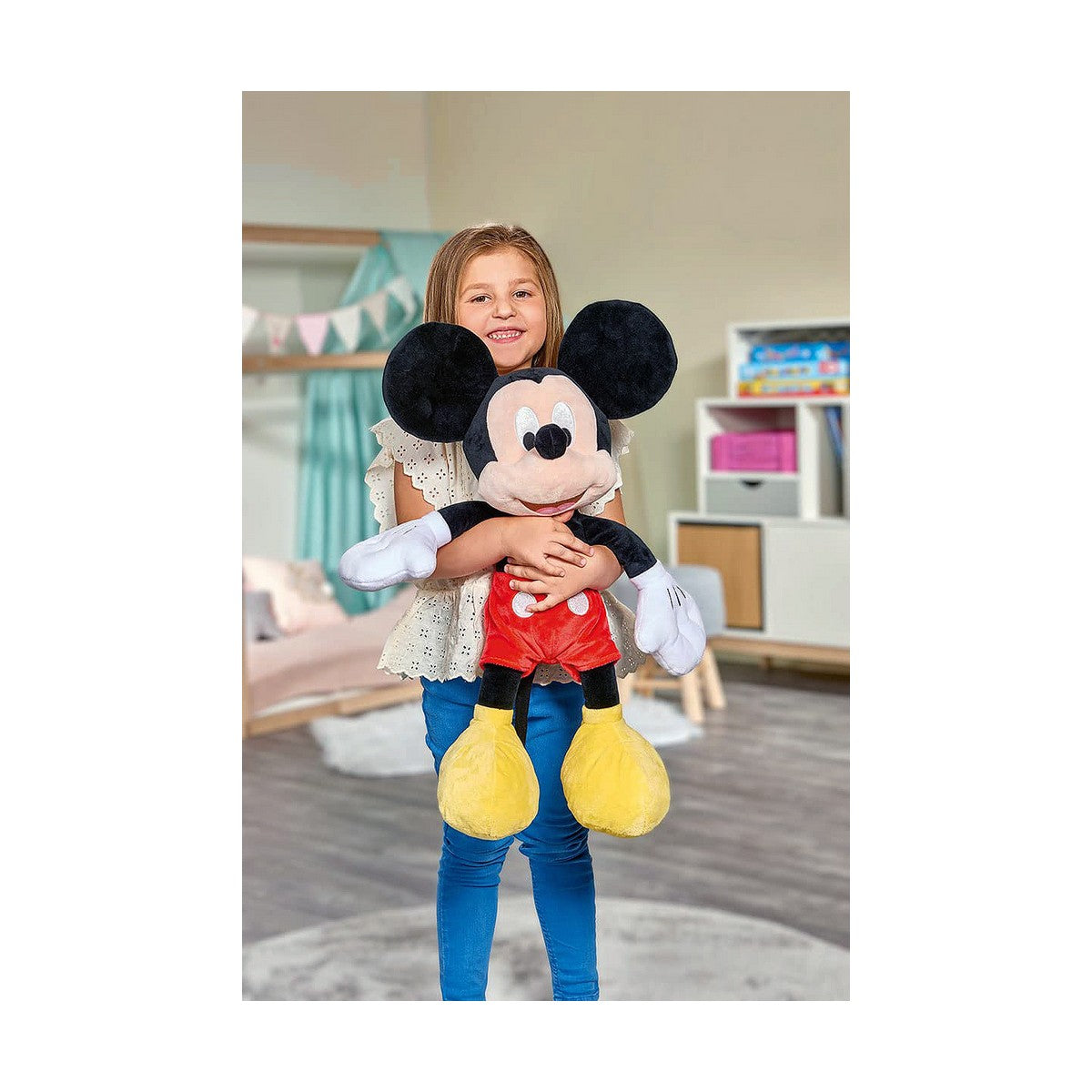 petite fille qui porte la peluche mickey de 61cm