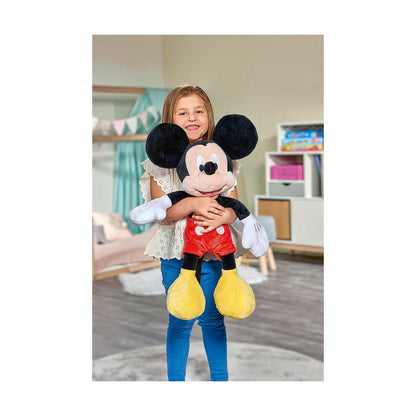 petite fille qui porte la peluche mickey de 61cm