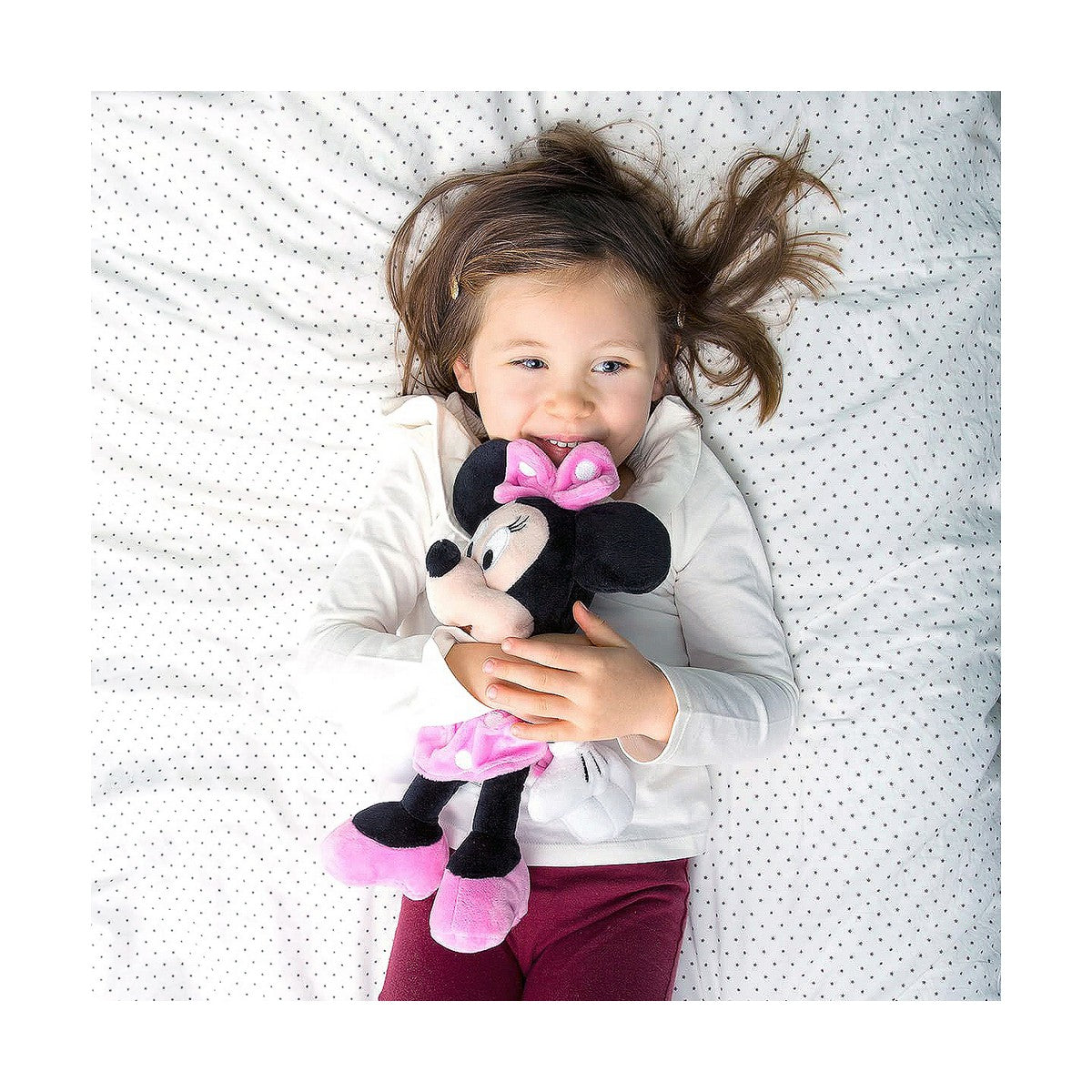 petite fille qui caline la peluche minnie de 35cm