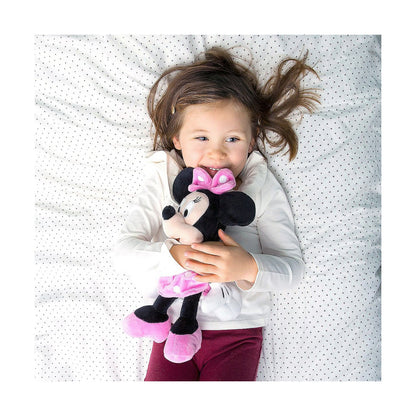 petite fille qui caline la peluche minnie de 35cm