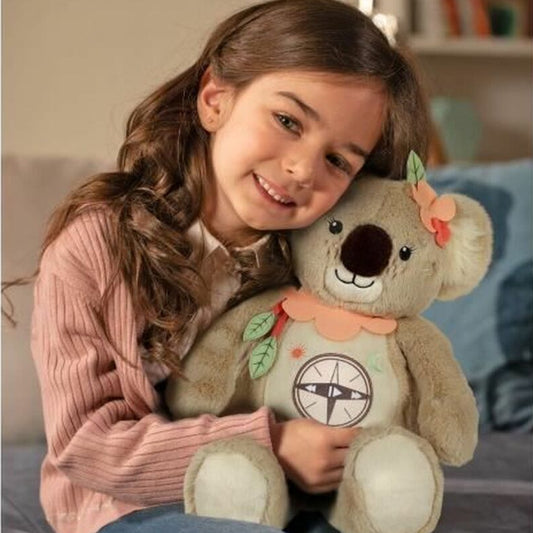 Petite fille avec sa peluche Koala