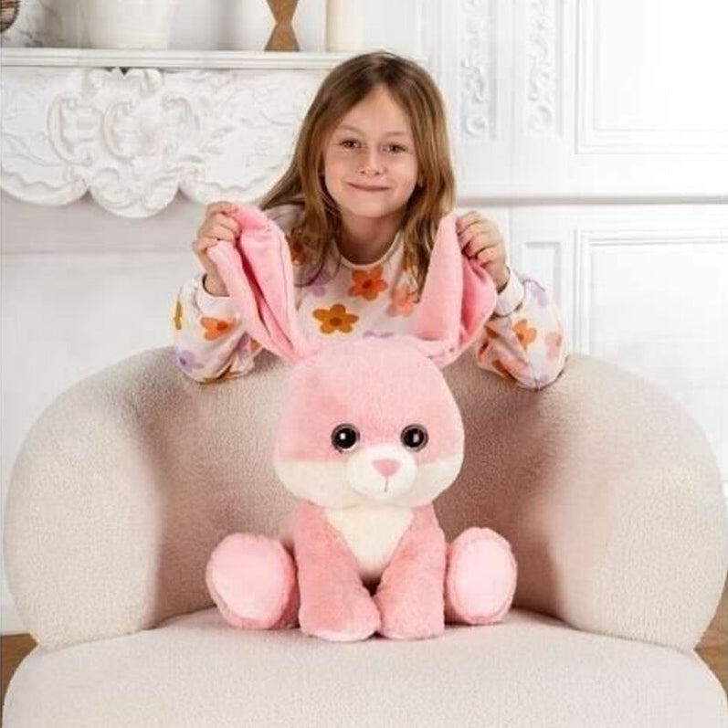 petite fille qui joue avec le lapin peluche rose 