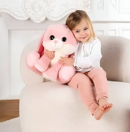 lapin peluche rose avec une petite fille