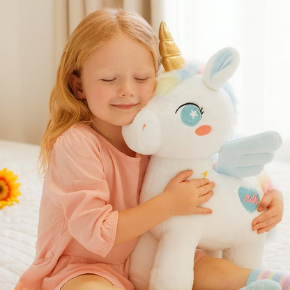 Licorne peluche dans les bras d'une jeune fille