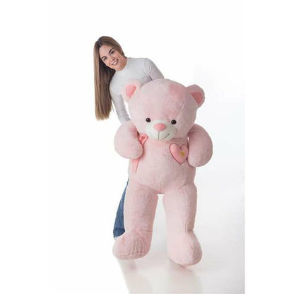 ours geant peluche de 140cm porté par une femme