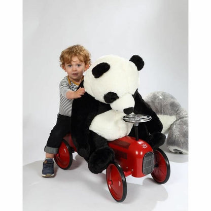 petit garçon qui joue avec un panda en peluche géant