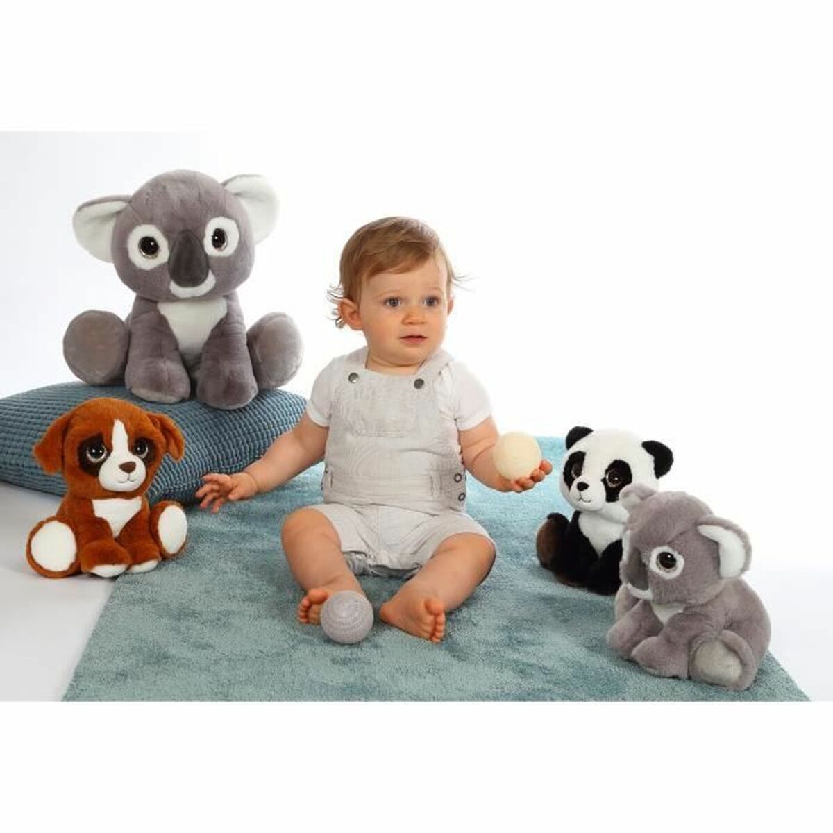 un petit garçon panda en peluche