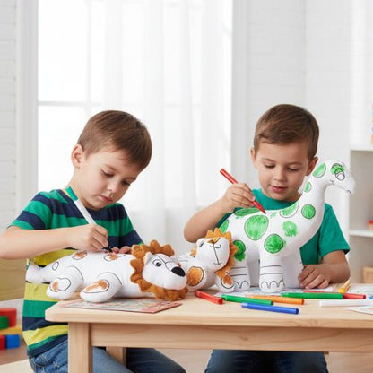 deux petits garçons qui colorient une peluche à colorier dinosaure