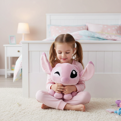 petite fille qui tient sa peluche angel stitch rose de 25cm
