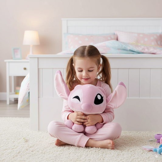 petite fille qui tient sa peluche angel stitch rose de 25cm