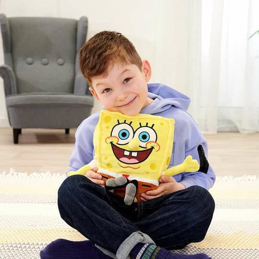peluche bob l'éponge dans les bras d'un garçon