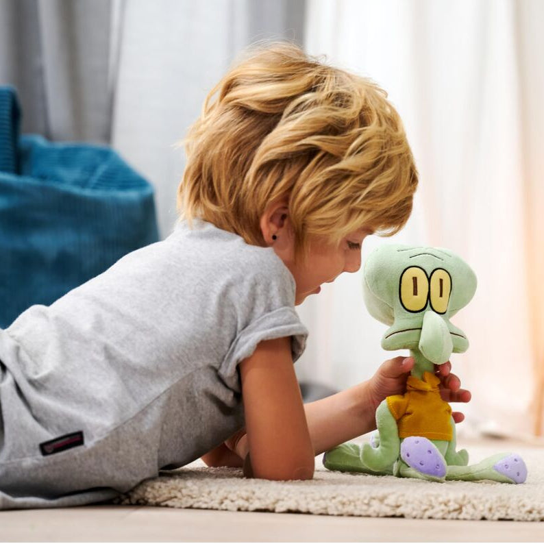 peluche Carlo Bob l'éponge avec un enfant