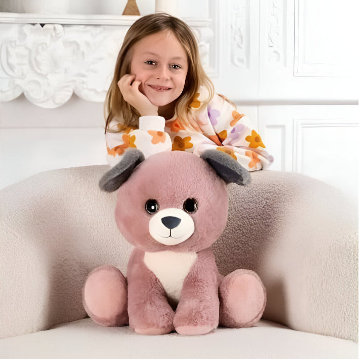 peluche chien rose avec une petite fille