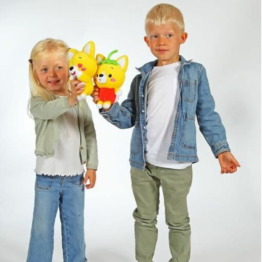 enfants qui jouent avec la peluche corgi l'amoureux