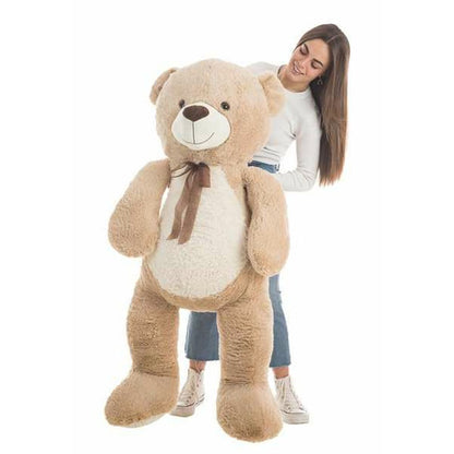 peluche geante porté par une femme