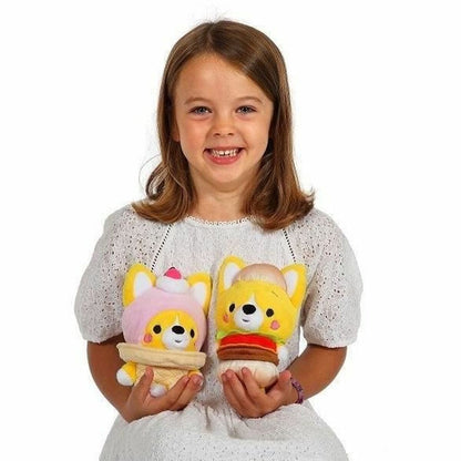petite fille qui tient peluche kawaii en forme de glace et en forme de burger