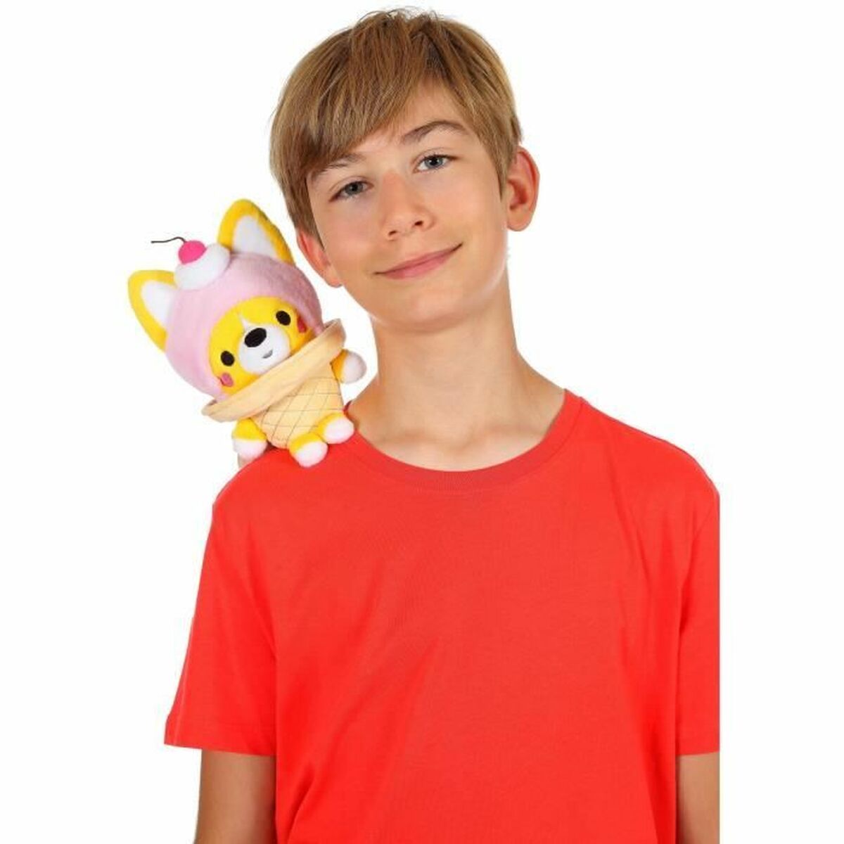 peluche kawaii en forme de glace sur l'épaule d'un garçon